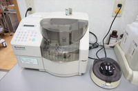 血液化学検査機器（生化学自動分析装置）写真
